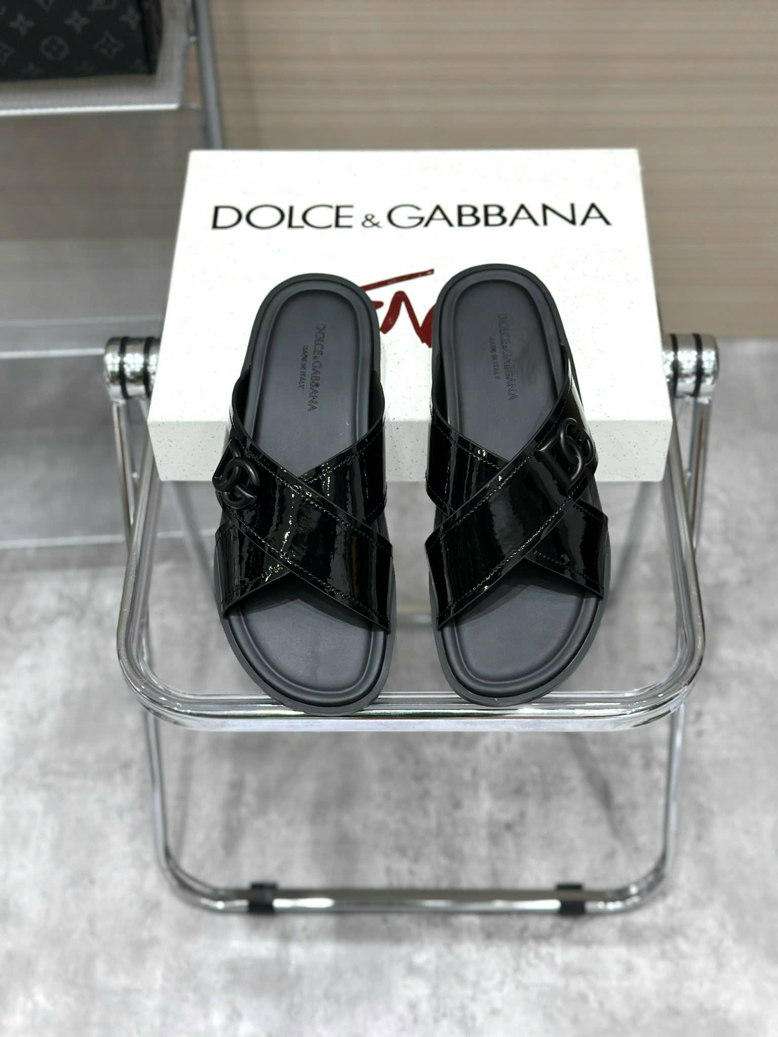 Dép lê quai chéo Dolce Gabbana DG Đen bóng logo DG Like Auth on web fullbox bill thẻ VTN